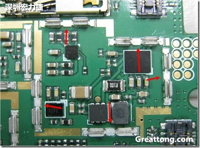 圖中顯示一塊電路板使用這種屏蔽夾(shielding clip)的實例。基本上我們在彎角的地方都設計擺放了一個屏蔽夾，這樣可以讓作業(yè)員比較方便安裝屏蔽罩(shielding can)時的對位準確。然后在其他沒有屏蔽夾的地方也設計了一些接地的布線，一來可以稍微提升屏蔽罩的電磁隔絕能力，另一方面也可以為屏蔽夾無效時，馬上可以更改為屏蔽框，而無需要重新設計電路板。