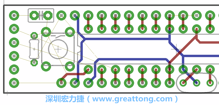 到目前為止，你應該只剩下四個部分還未進行布線，10K重置上拉電阻器、重置電容和1×6的序列排針。