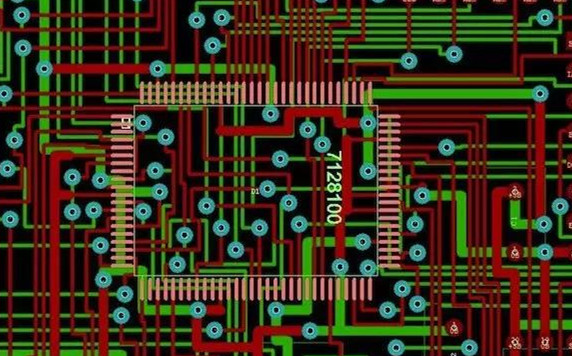 圖1：兩種PCB模型的部分電路。頂圖：傳統(tǒng)設(shè)計版本。