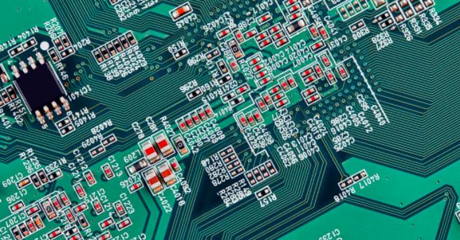 你能在這個復雜的PCB中找到垂直布線嗎？反正我不能